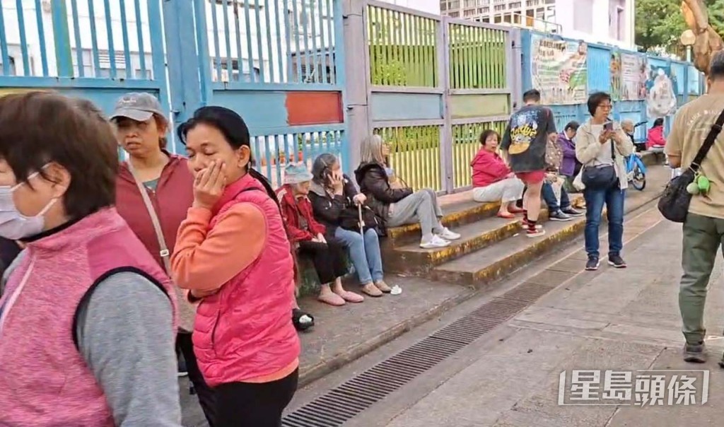 多名居民疏散到安全位置。 多名居民疏散到安全位置。