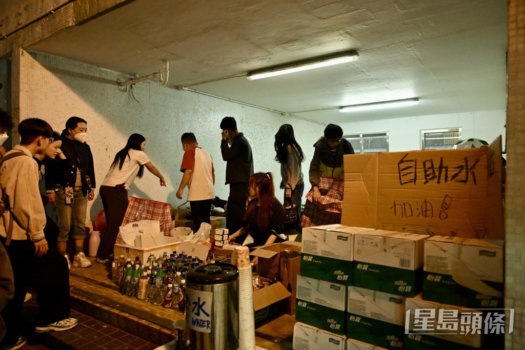 入夜續有市民提供物資支援。