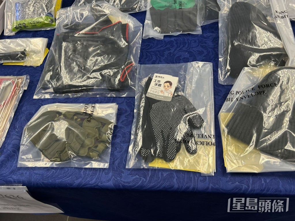 警方在疑犯身上檢獲作案工具,包括手套。 警方在疑犯身上檢獲作案工具,包括手套。