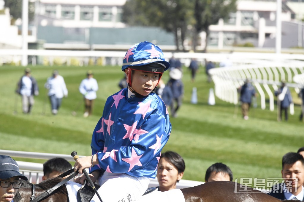 巫显东今朝亲身为「喜乐之星」和「星愿无限」在内圈踱步。
