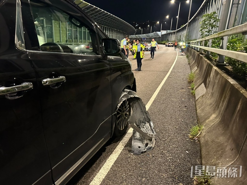 涉事七人車車頭損毀。