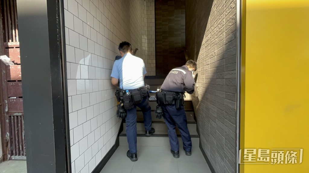 快餐店後樓梯位置。