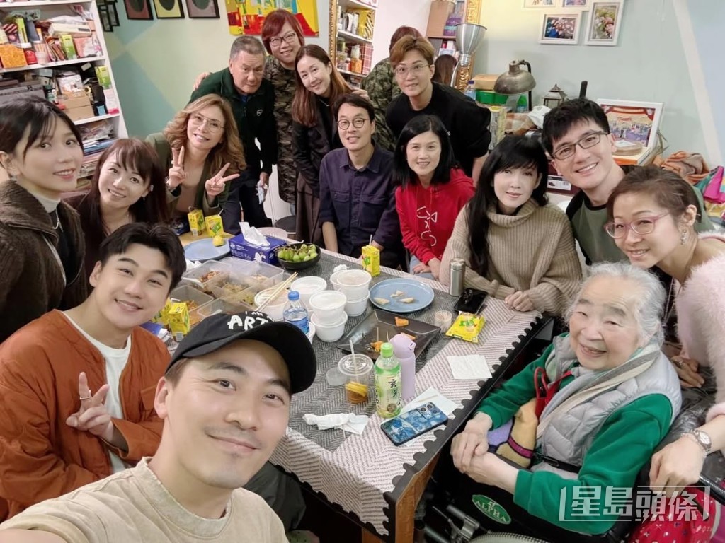 小金子與一眾圈中人周慧敏、黃劍文、蔡誌恩、譚永浩、杜小喬等聚會，估計眾人為她餞行。