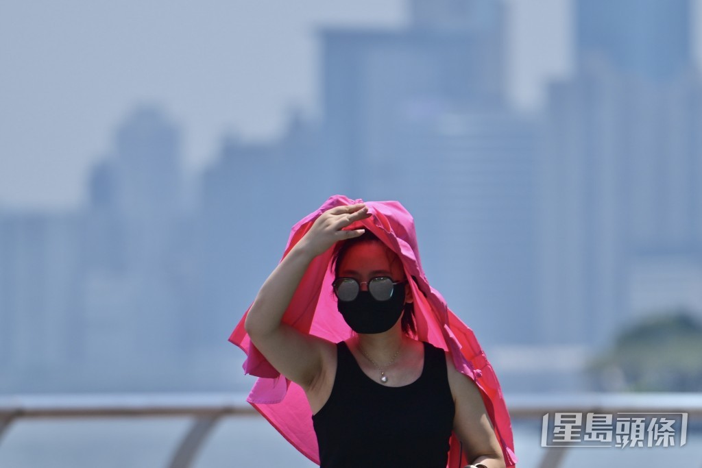 正午时分，本港大部分地区气温上升至34°C左右。陈极彰摄