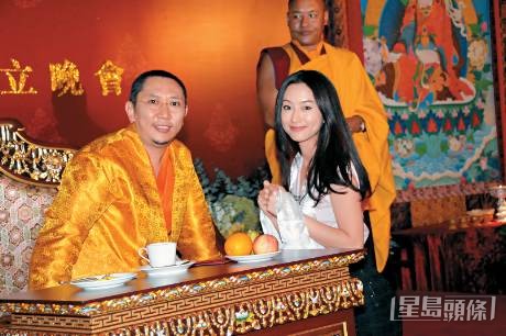 王秀琳早年在妹妹的朋友介紹下，與一位泰國高僧結緣，多年來跟隨高僧四出廣結佛緣，並稱對方為「師父」。（《東周刊》圖片）