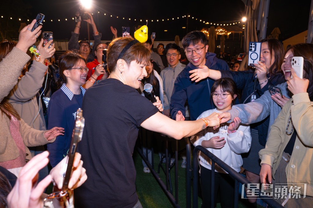 彷彿「穿越」年初演唱會現場，非常熱鬧。