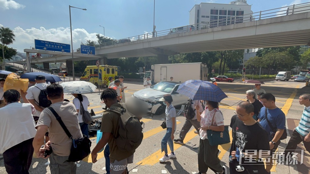 過路處行人熙來攘往。 過路處行人熙來攘往。