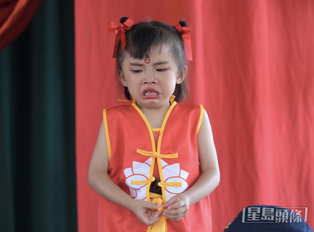 可能由於現場天氣炎熱,扮演哪吒的小演員休息期間淚流滿面。 可能由於現場天氣炎熱,扮演哪吒的小演員休息期間淚流滿面。