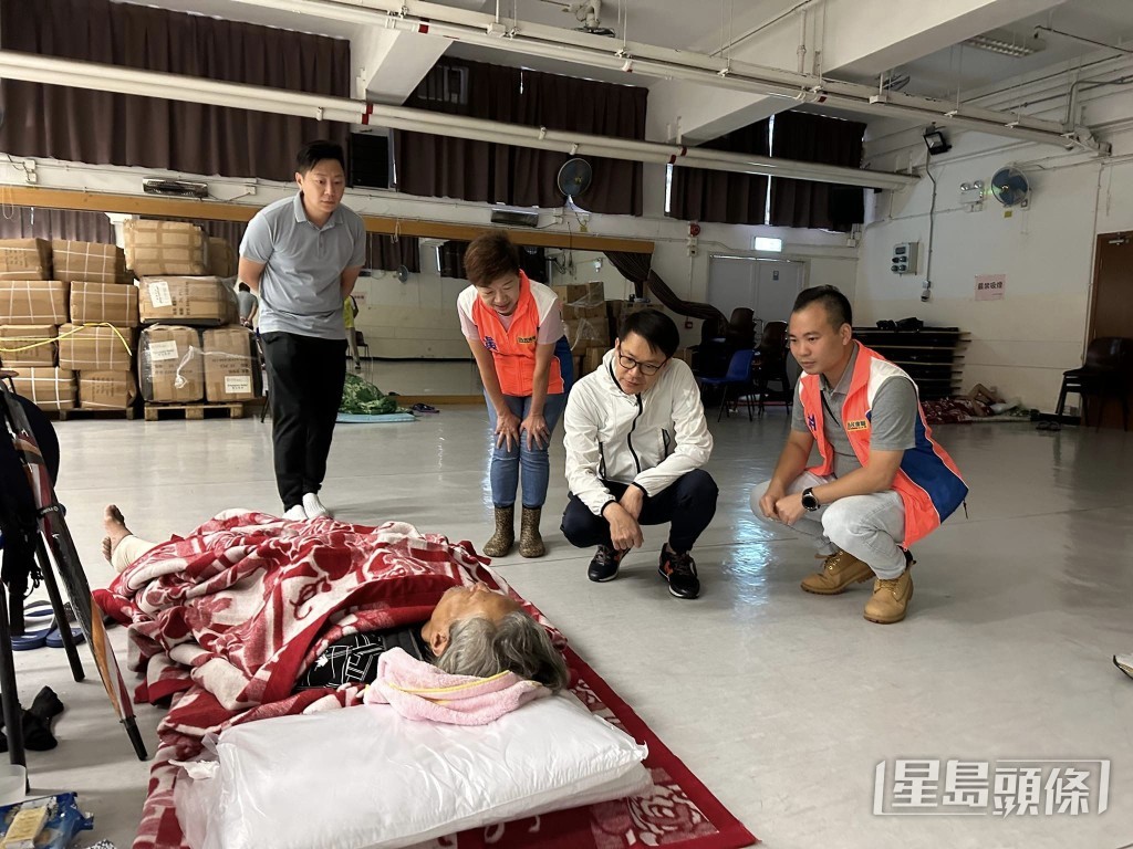 陈克勤赞扬现届政府天灾处理工作的效率。图为他早前探访受影响地区及居民。（陈克勤fb图片）