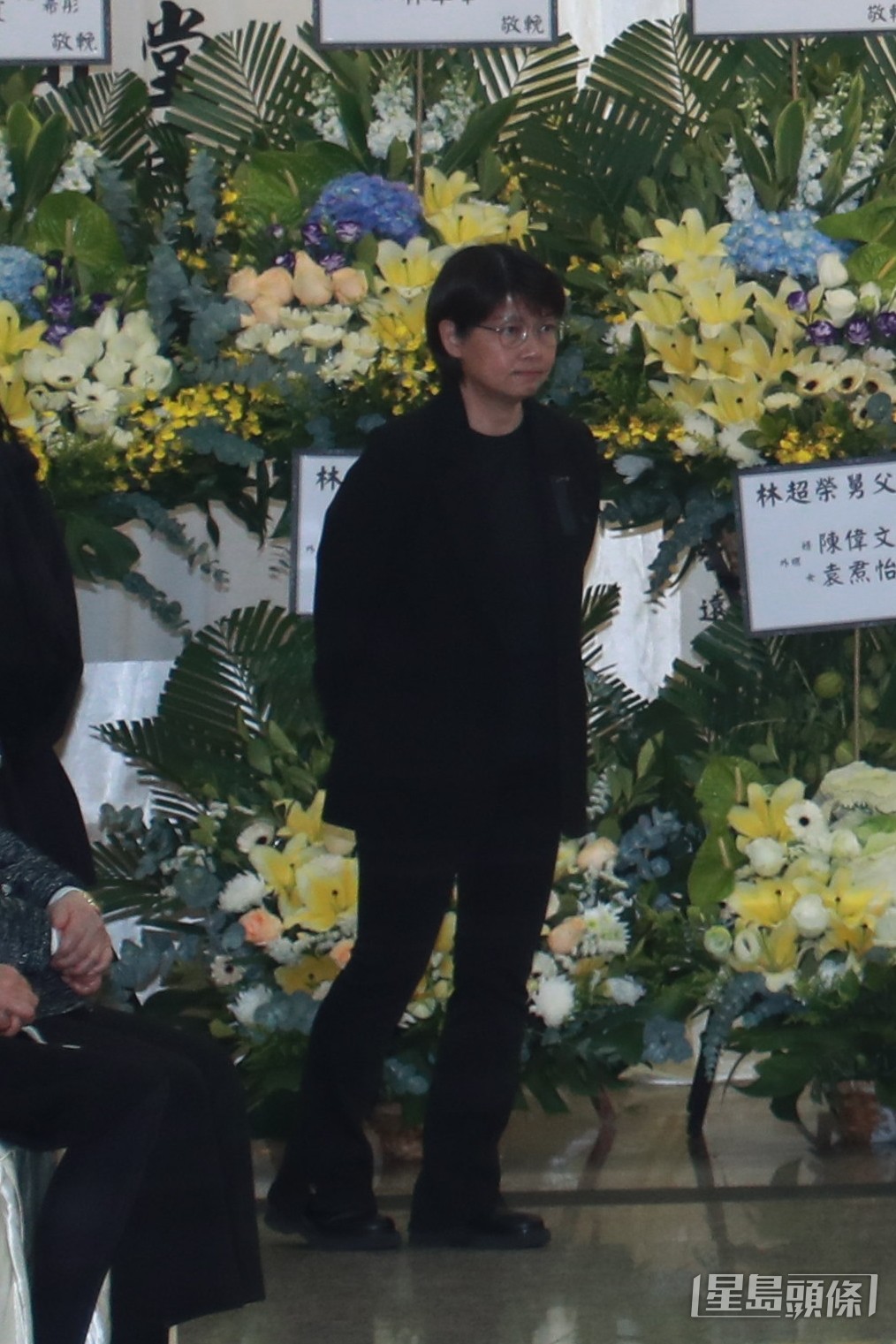 屆穎妍一身黑裝，臉容頗為憔悴。