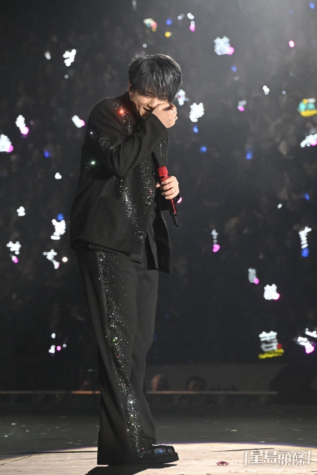 姜濤在個唱中落淚。