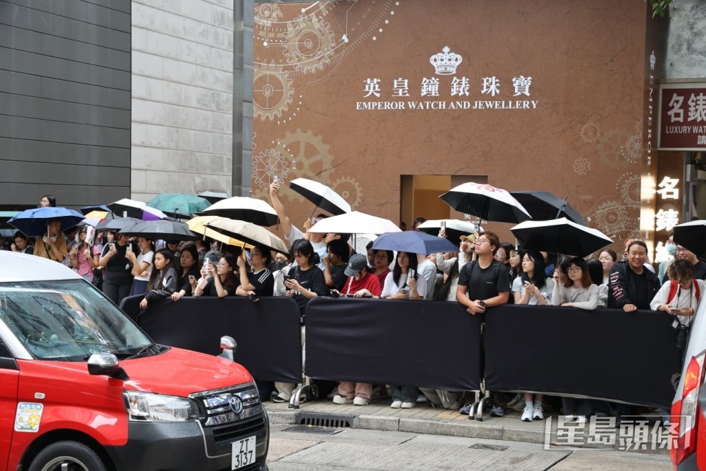 粉絲冒雨撐場。