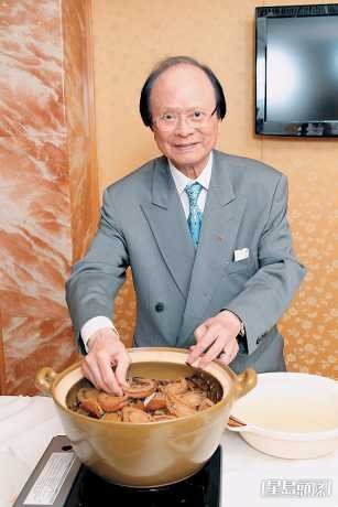 杨贯一纵横厨艺界数十载，其招牌菜“阿一鲍鱼”更享誉国际，过去在饮食界获得不少殊荣。