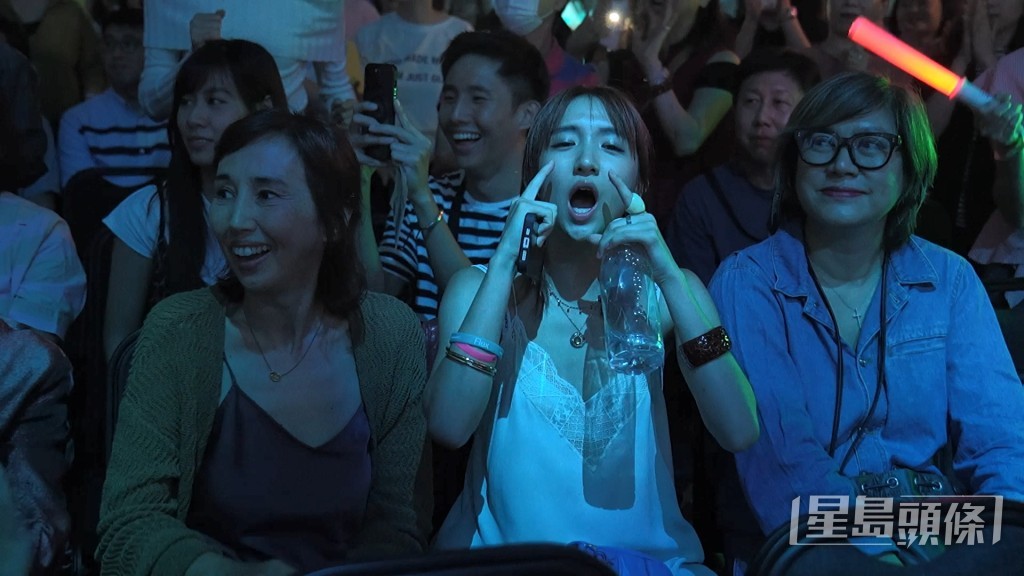 連台下的許恩怡和媽咪柏安妮亦睇得好興奮。 連台下的許恩怡和媽咪柏安妮亦睇得好興奮。
