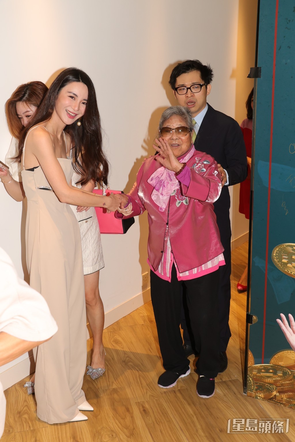 107歲的婆婆成為焦點。 107歲的婆婆成為焦點。