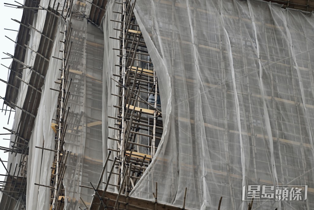 柴灣峰華邨正在拆除棚網。 柴灣峰華邨正在拆除棚網。