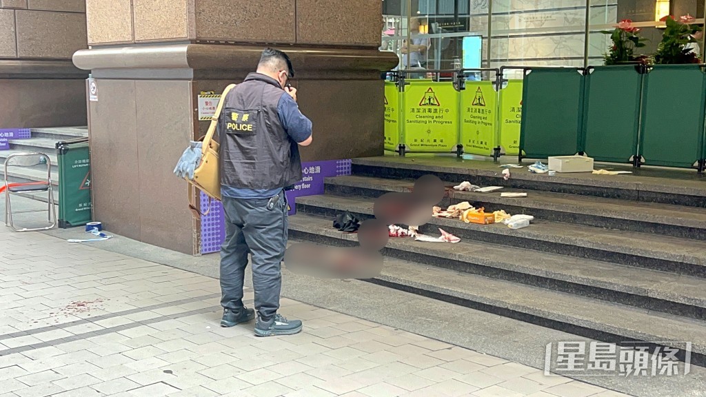 樓梯位置遺下大灘血迹。楊偉亨攝 樓梯位置遺下大灘血迹。楊偉亨攝