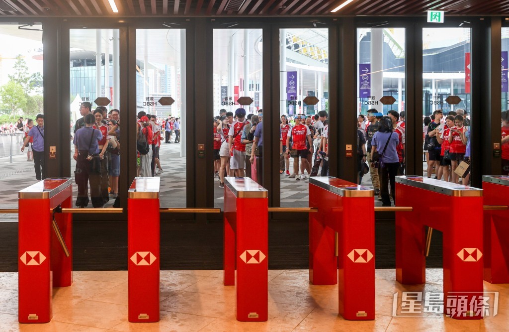不少阿仙奴球迷一早已到達啟德主場館。