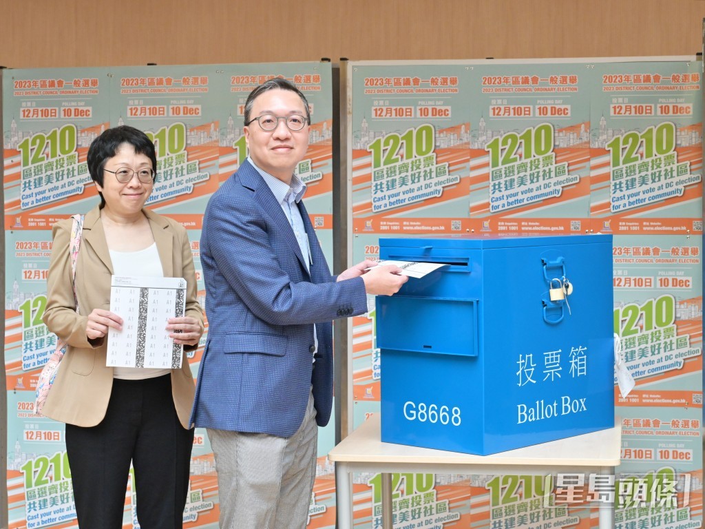 林定國（右）和太太（左）投票。政府新聞處圖片