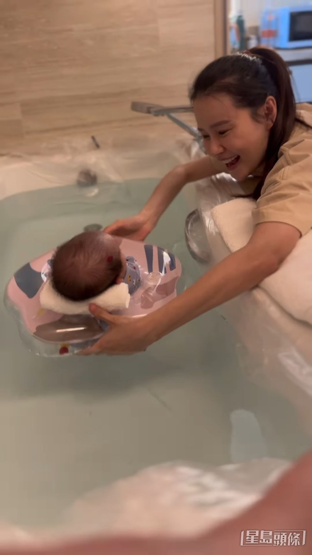 黃翠如陪蕭哈哈玩水。 黃翠如陪蕭哈哈玩水。