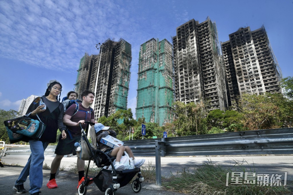 財政司副司長黃偉綸領導的「應急住宿安排工作組」透過「一戶一社工」模式,向宏福苑住戶發出問卷,以了解他們對長遠安置的初步意願。資料圖片 財政司副司長黃偉綸領導的「應急住宿安排工作組」透過「一戶一社工」模式,向宏福苑住戶發出問卷,以了解他們對長遠安置的初步意願。資料圖片 