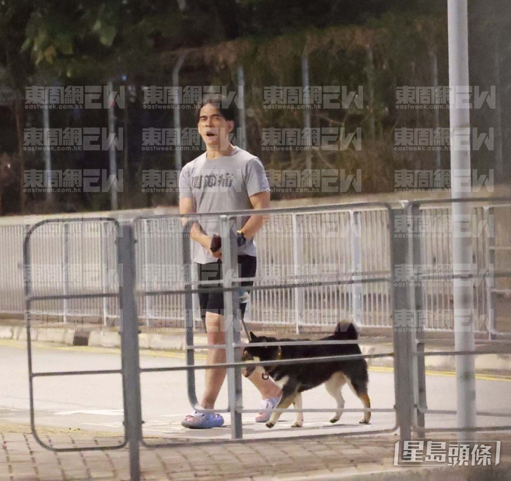 失戀龐景峰跟同居女友劉溫馨分手後被趕出住所,要獨居工廈,收工後放狗。(東周刊圖片) 失戀龐景峰跟同居女友劉溫馨分手後被趕出住所,要獨居工廈,收工後放狗。(東周刊圖片)