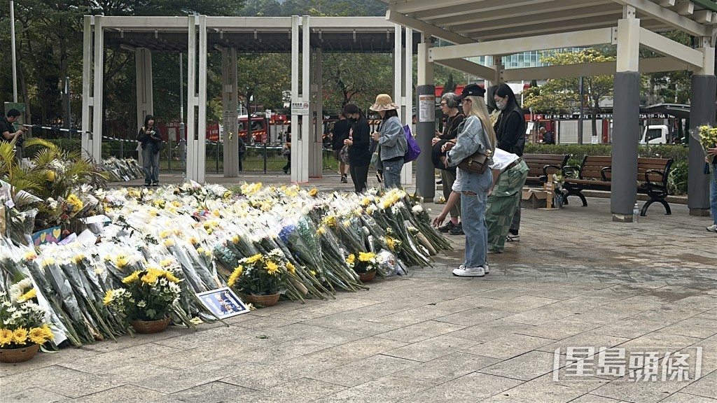 市民到鄰近火災現場的廣福休憩處，獻花悼念死難者。