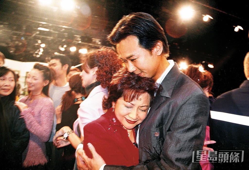 1999年演出最後一集《真情》,家燕媽媽喊住攬實盧慶輝。 1999年演出最後一集《真情》,家燕媽媽喊住攬實盧慶輝。