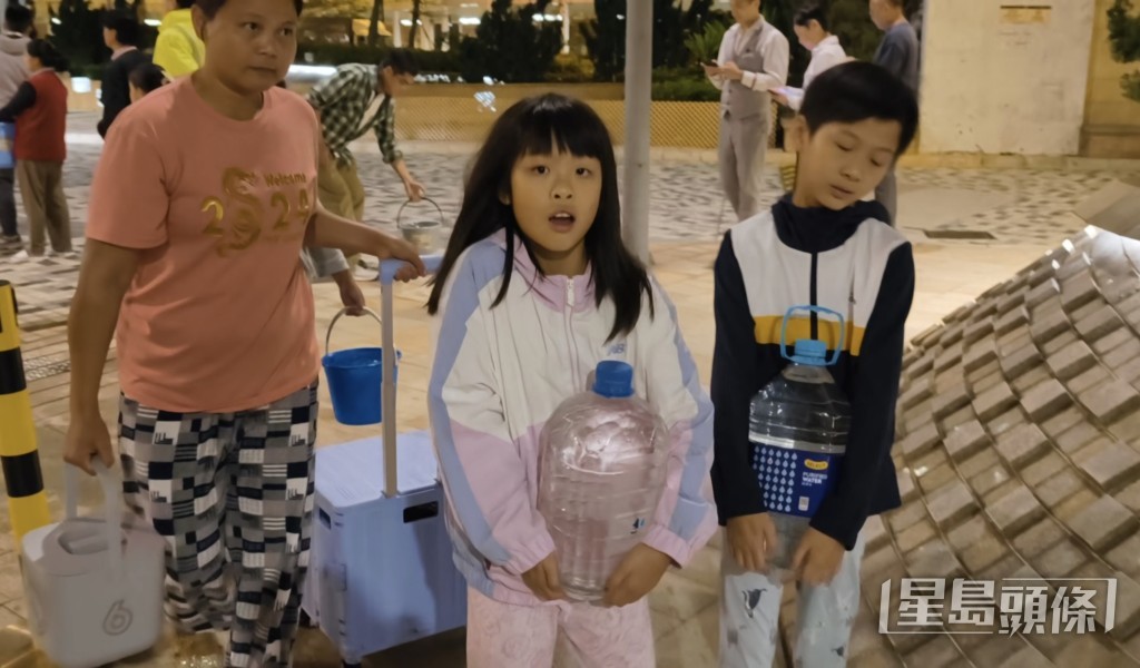 居民一家大細法寶盡出。 居民一家大細法寶盡出。