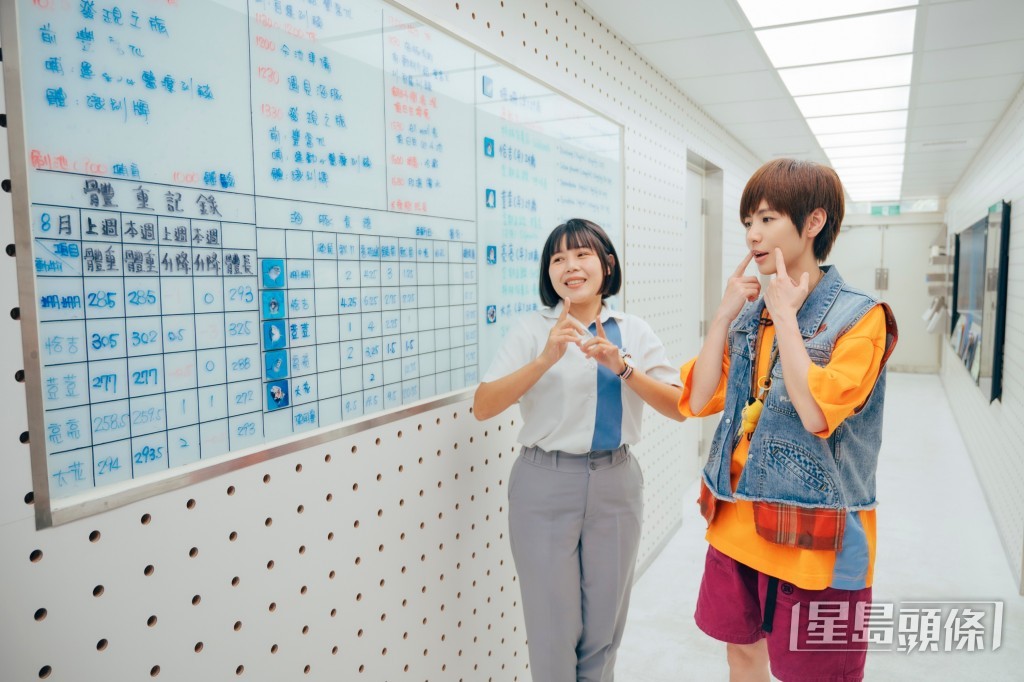小魏於海洋守護基地了解海豚的日常生態、保育及照護小知識 6海豚照護員示範與海豚互動。 小魏於海洋守護基地了解海豚的日常生態、保育及照護小知識 6海豚照護員示範與海豚互動。