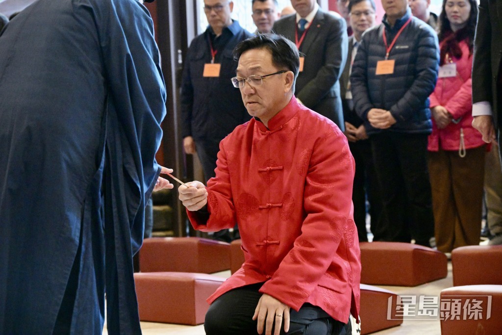 劉業強為香港求籤。(蘇正謙攝) 劉業強為香港求籤。(蘇正謙攝)