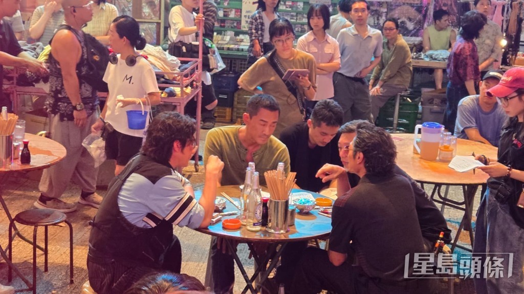 三人到場即坐埋一齊對稿。 三人到場即坐埋一齊對稿。