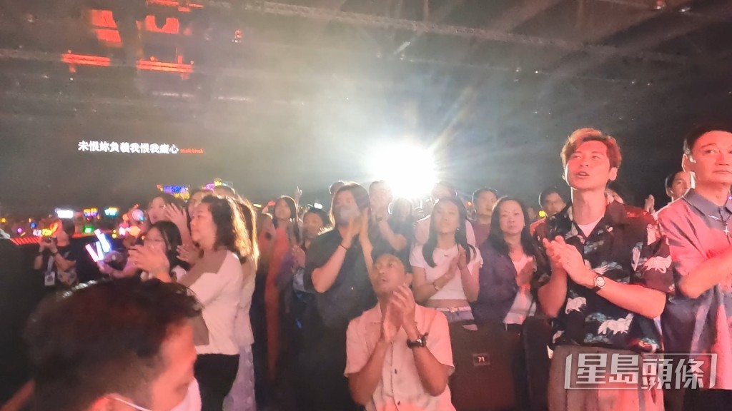 現場觀眾睇得勁high。 現場觀眾睇得勁high。