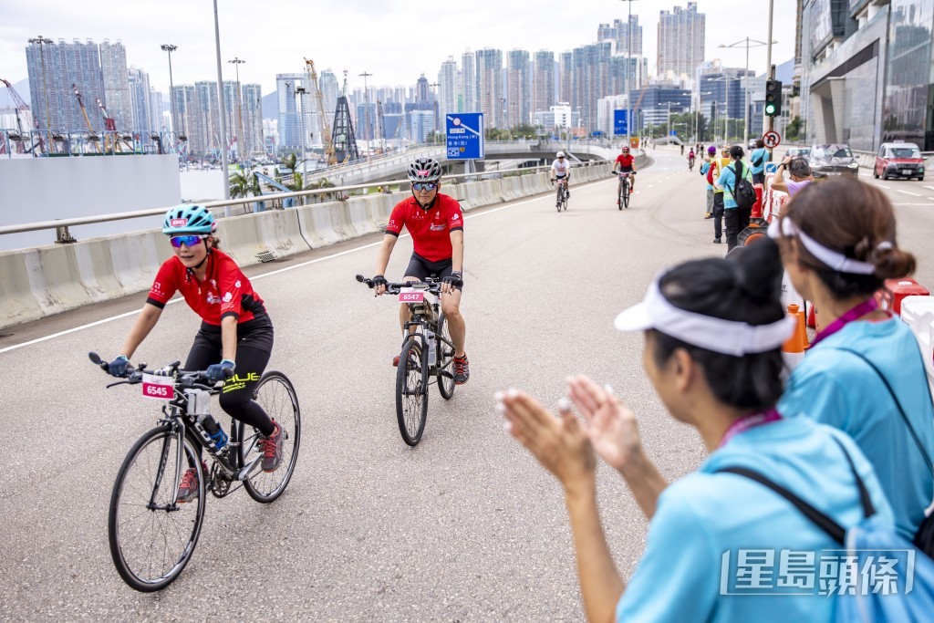 市民沿途打氣。旅發局提供 市民沿途打氣。旅發局提供