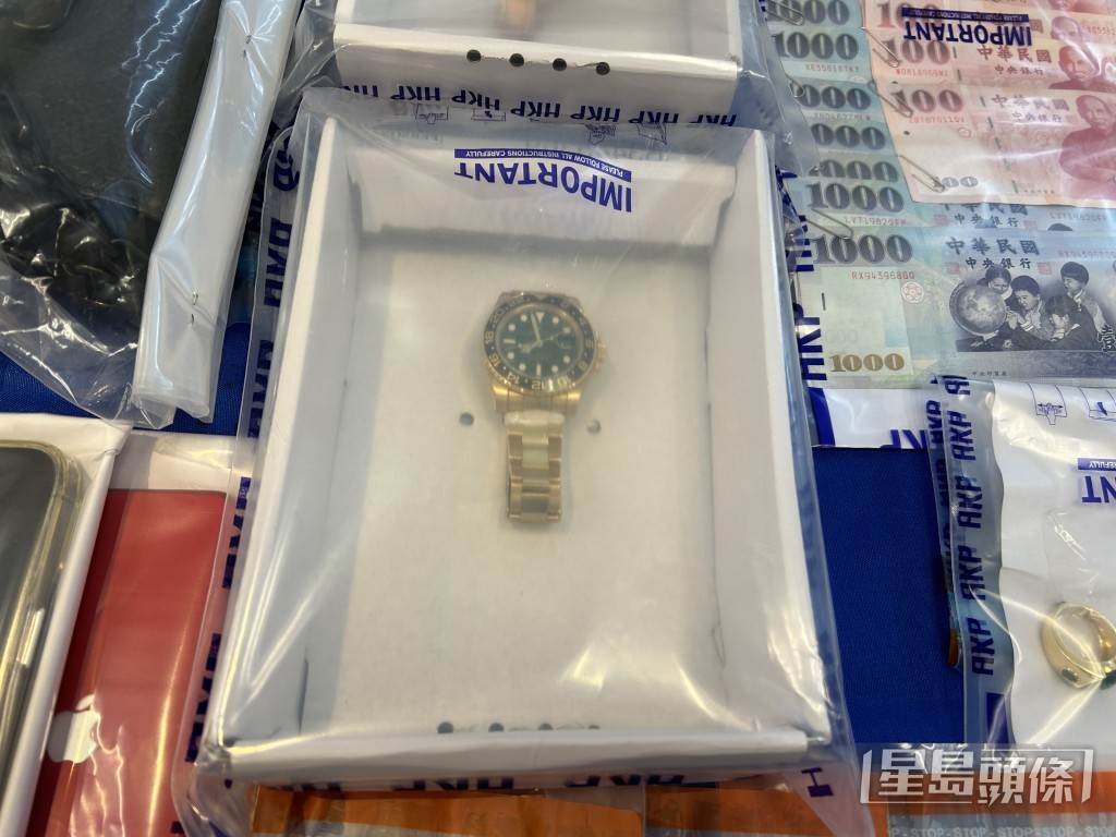 警方在主腦寓所檢獲名錶、名袋、首飾等懷疑犯罪得益。