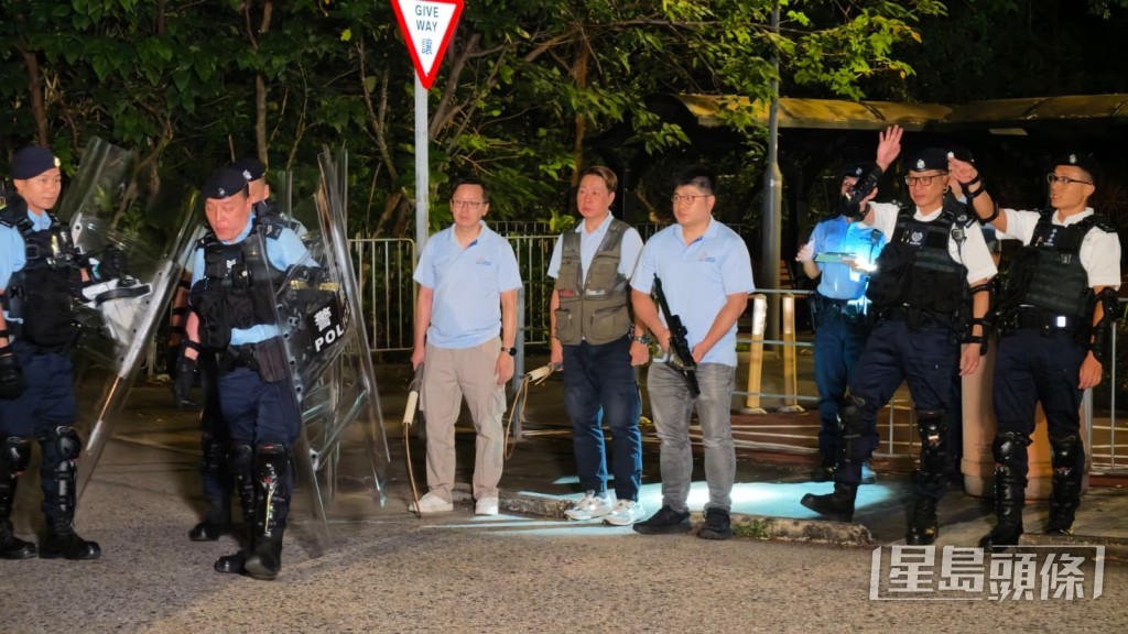 今日凌晨漁護署人員出動麻醉槍捉狗。黃文威攝 今日凌晨漁護署人員出動麻醉槍捉狗。黃文威攝