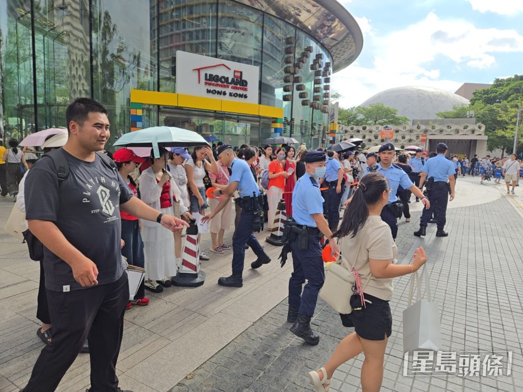 出動大批警員。 出動大批警員。
