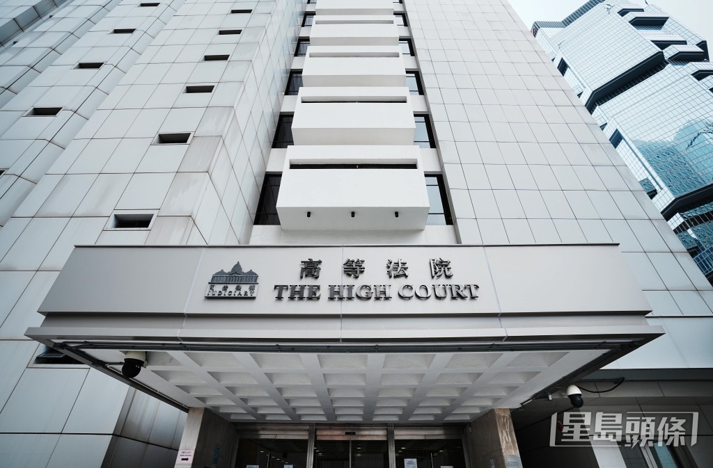 商人今早在高等法院否認強姦罪,在5男2女陪審團席前受審。 商人今早在高等法院否認強姦罪,在5男2女陪審團席前受審。