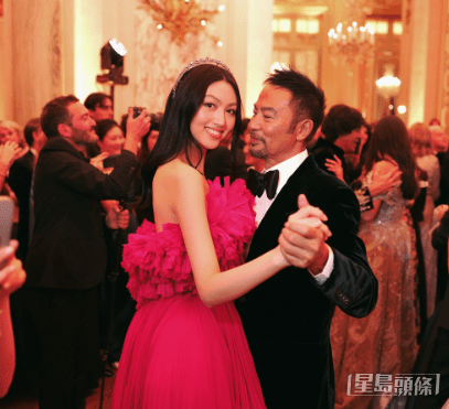 任晴佳与爸爸任达华一起跳华尔兹。