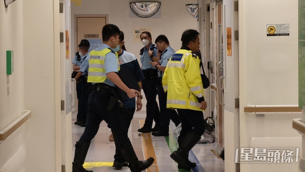大批警員到醫院跟進意外。 大批警員到醫院跟進意外。