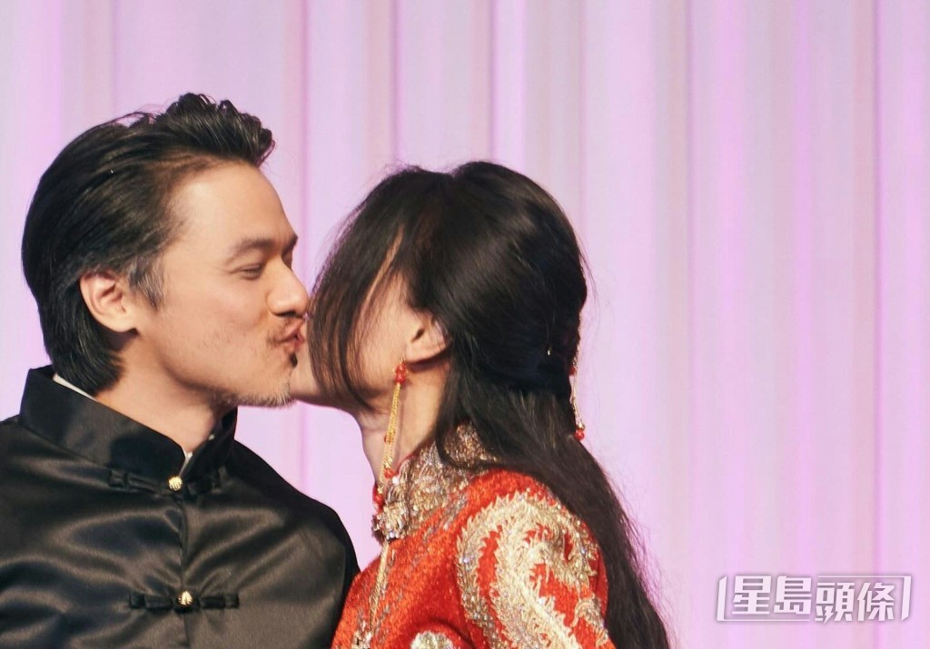 兩公婆好恩愛。
