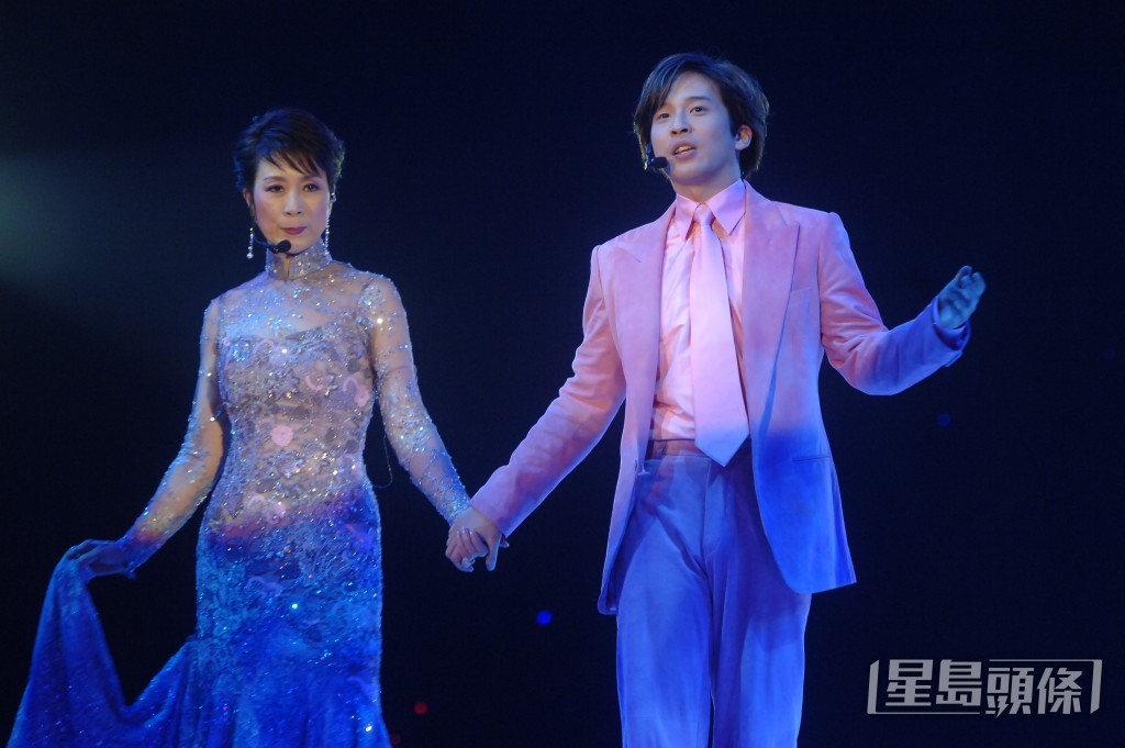 杨天经（右）曾与妈咪陈宝珠同台演出。