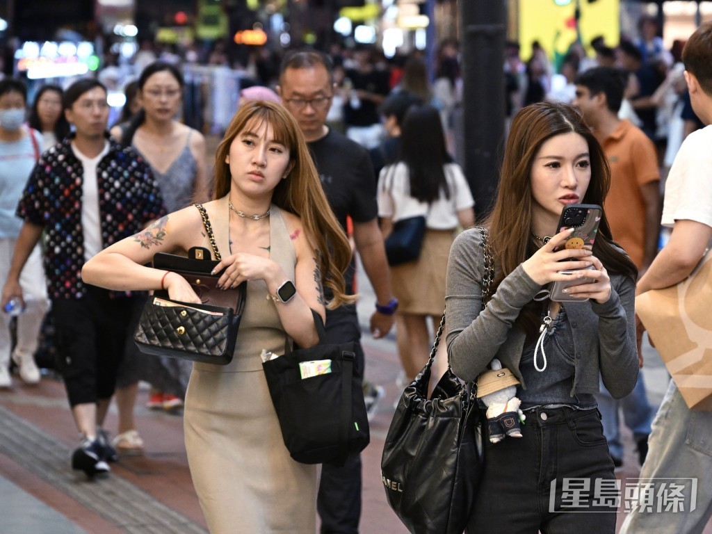在非內地旅客方面，在7月短途客佔45萬，按年增長12%。