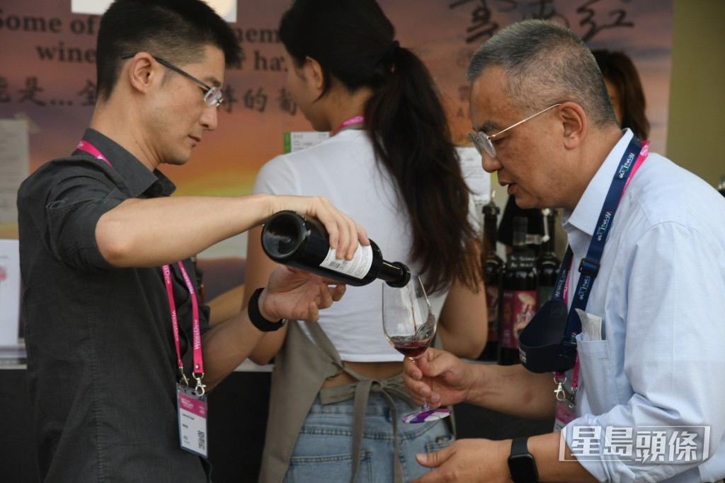 旅發局「香港美酒佳餚巡禮」在中環海濱活動空間舉行。何健勇攝