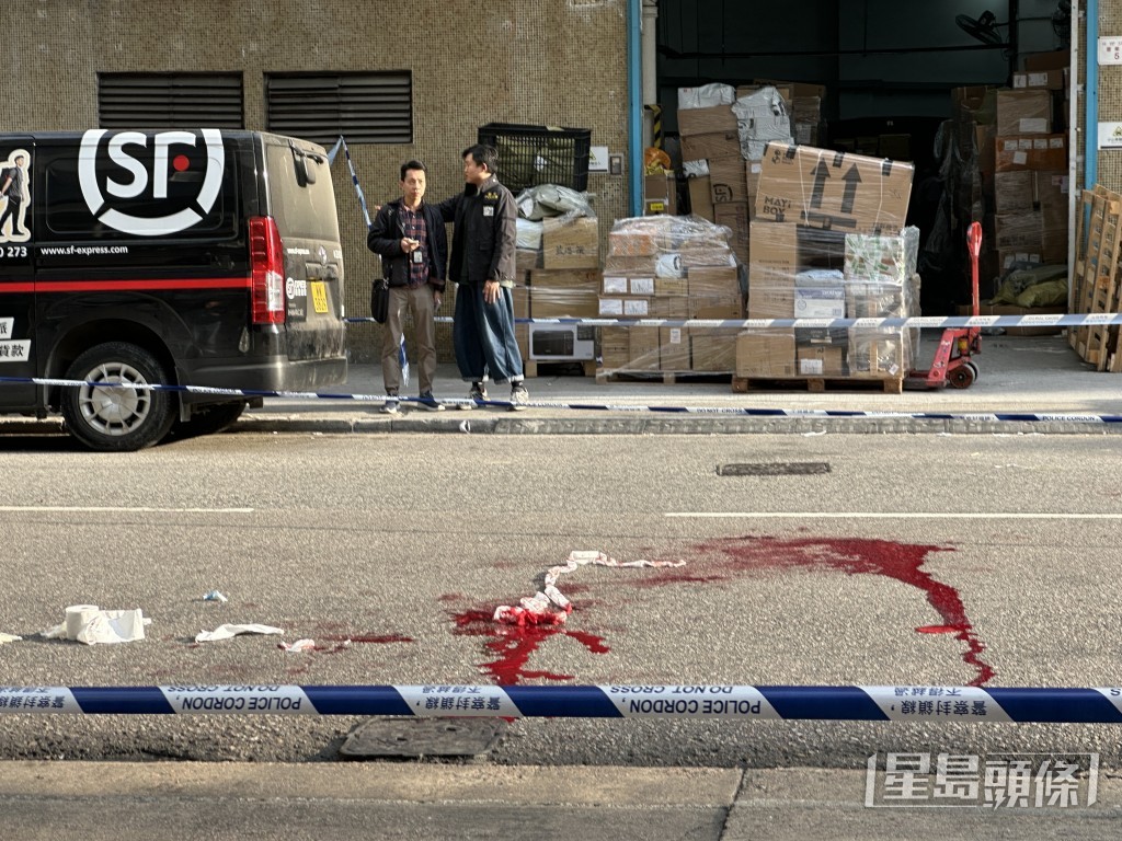 兇案現場地面遺下大灘鮮血。梁國峰攝