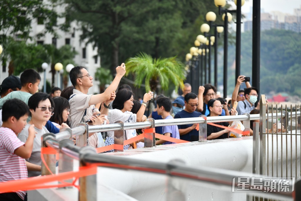觀浪人潮如鯽。盧江球攝