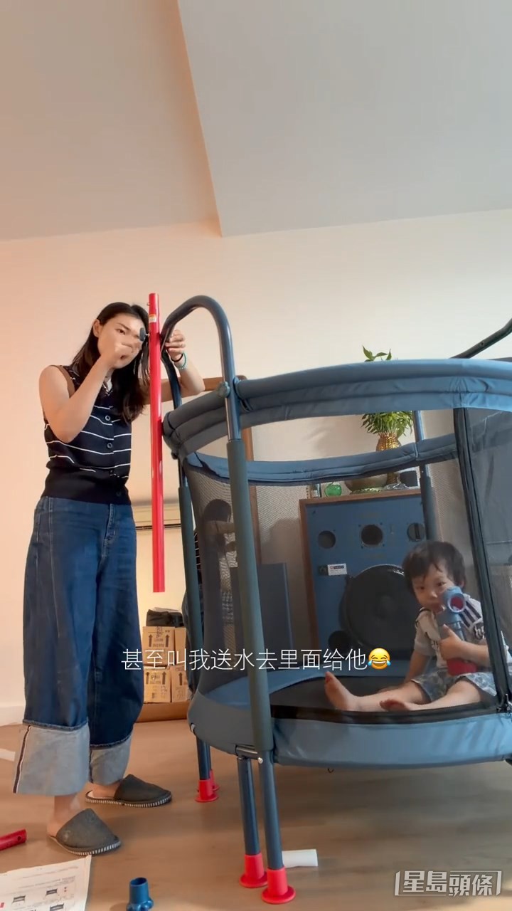 張寶兒落手落腳砌彈床。 張寶兒落手落腳砌彈床。