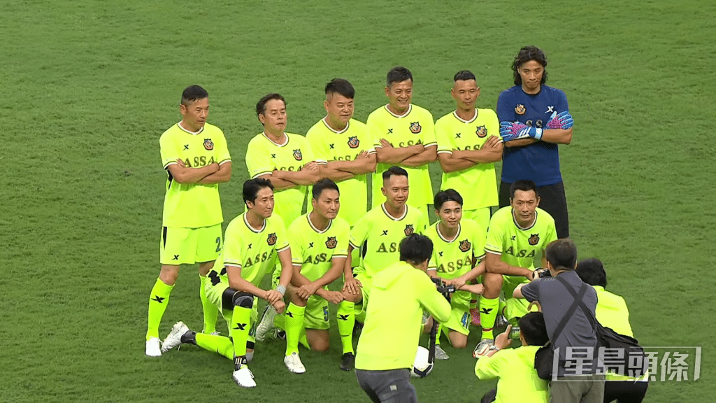 黄日华与谭咏麟、陈百祥等都是“明星足球队”成员。