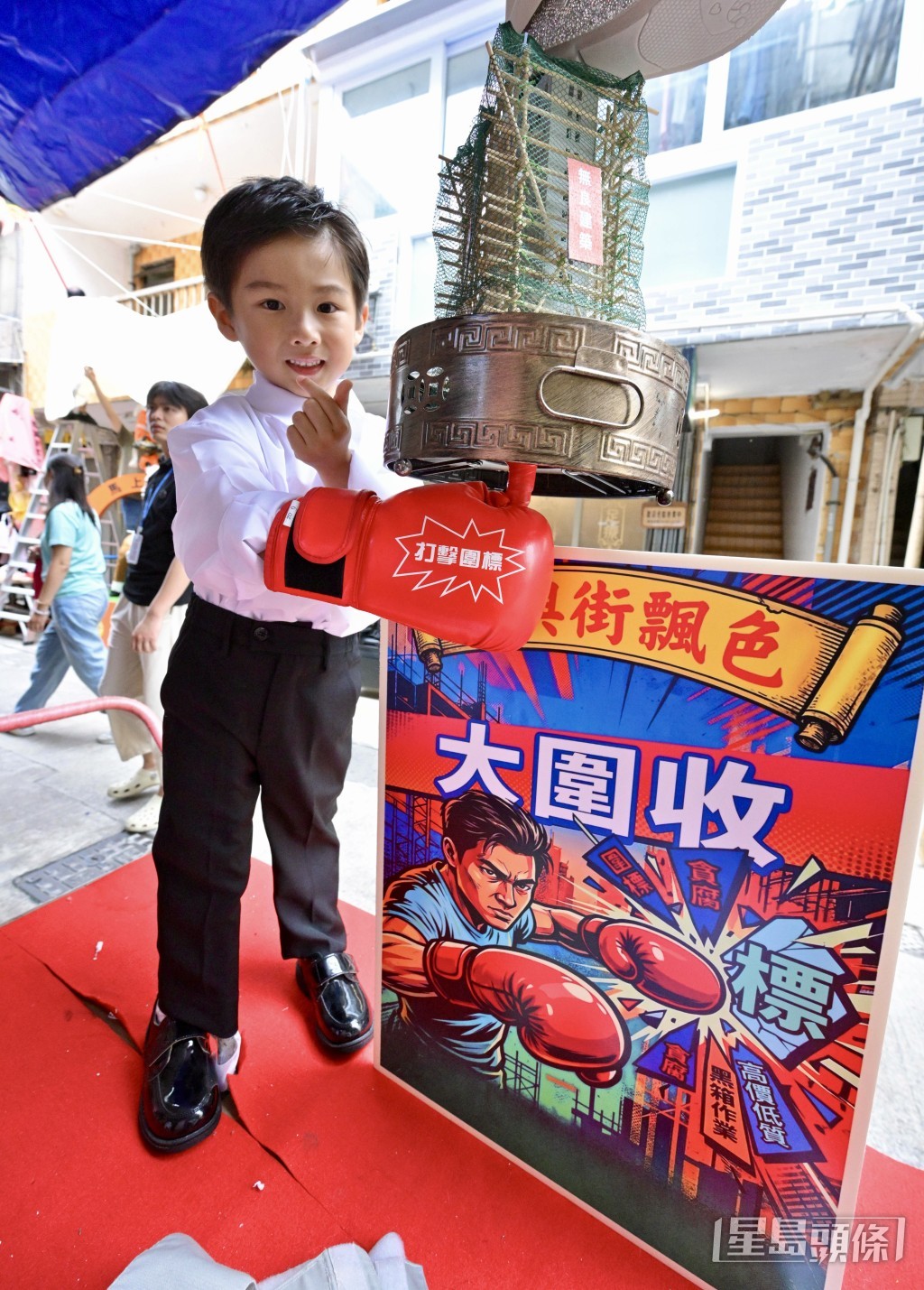 色芯梓航在去年飾演警察後,今年扮成政府官員積極打擊圍標。 色芯梓航在去年飾演警察後,今年扮成政府官員積極打擊圍標。