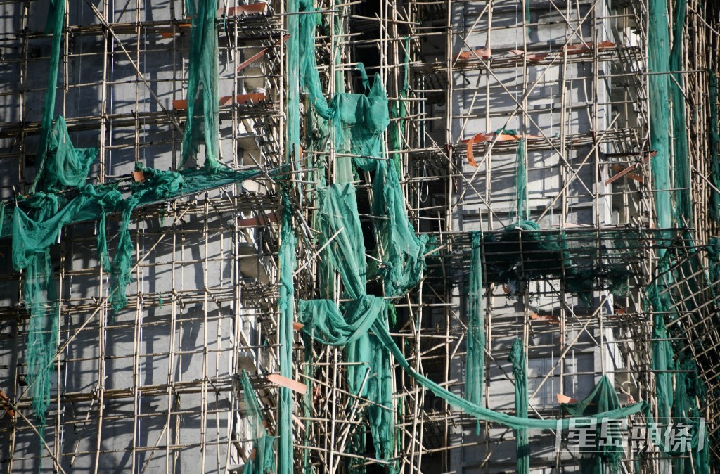 政府初步調查指，承辦商涉嫌使用不合規格的非防阻燃棚網。資料圖片